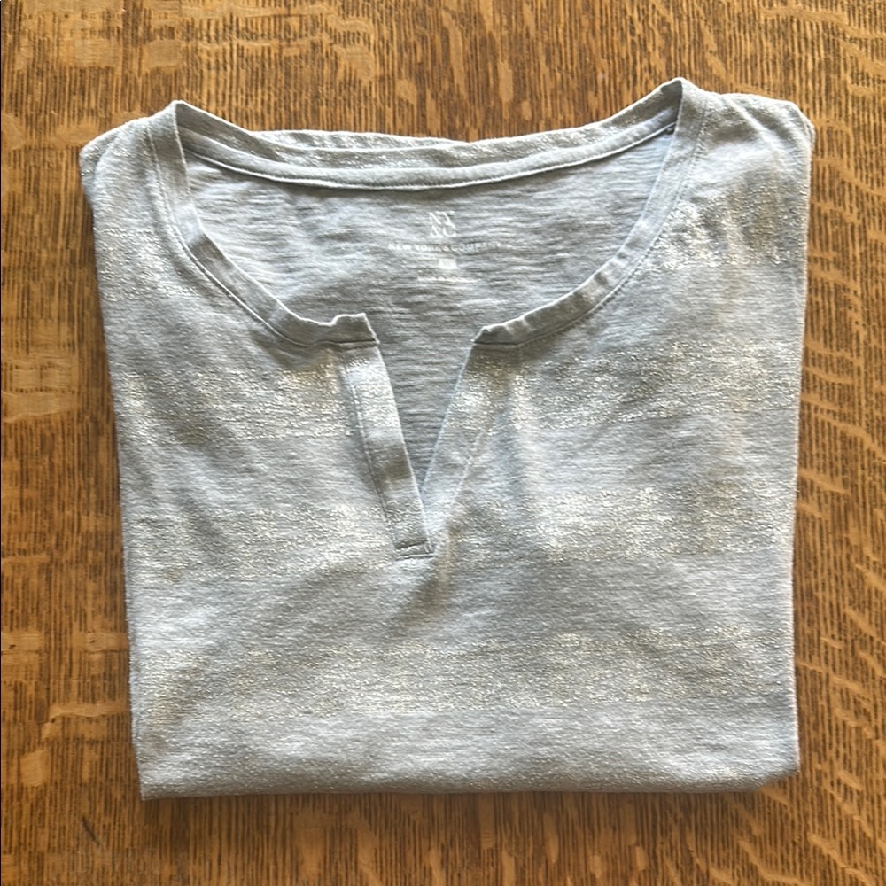 3/$15 V-neck Top Silver Metallic Grey NY &Co Short Sleeve Sz XL - Picture 2 of 9